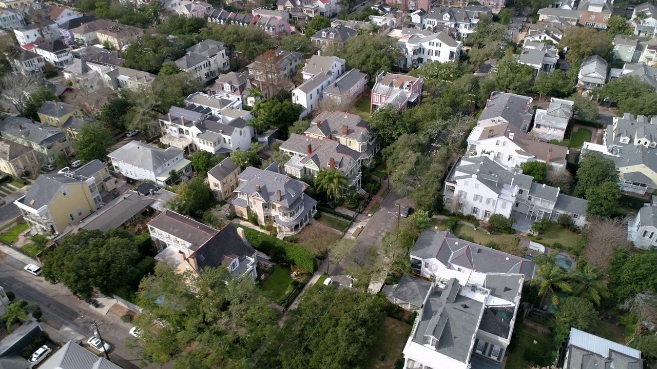 空中平移拍摄的住宅平房在城市景观-新奥尔良，路易斯安那州视频素材