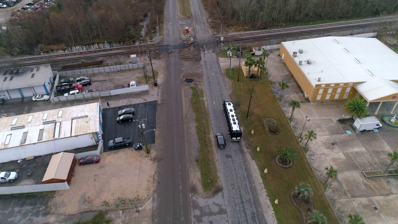 空中向前拍摄的Rv巴士和汽车移动到道路上的铁路轨道-新奥尔良，路易斯安那州视频素材