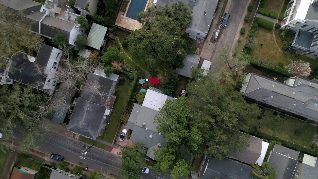 空中顶部向前拍摄的屋顶住宅在城市-新奥尔良，路易斯安那州视频素材