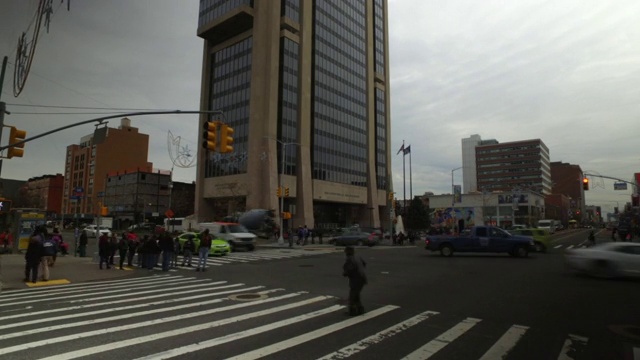 当车辆在城市道路上行驶时，人们行走的锁定时间镜头-纽约市，纽约视频素材