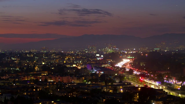 空中平移拍摄的照明汽车移动道路在住宅城市在夜间山-卡尔弗城，加利福尼亚视频素材