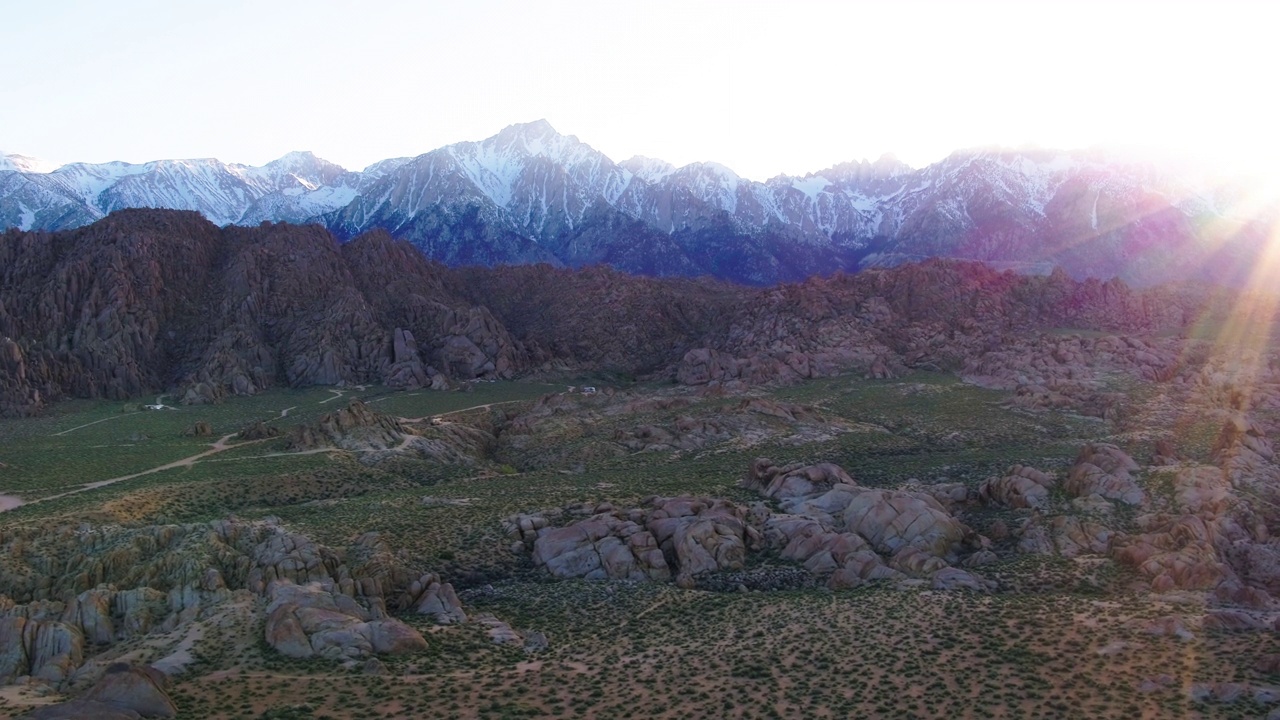 空中平移美丽的雪山山脉的宁静半干旱沙漠-阿拉巴马山，加利福尼亚视频素材