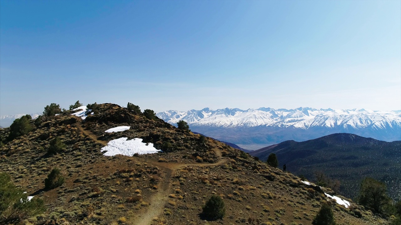 空中风景的雪山反对天空，无人机在阳光灿烂的日子飞行向前-大松树，加利福尼亚视频素材