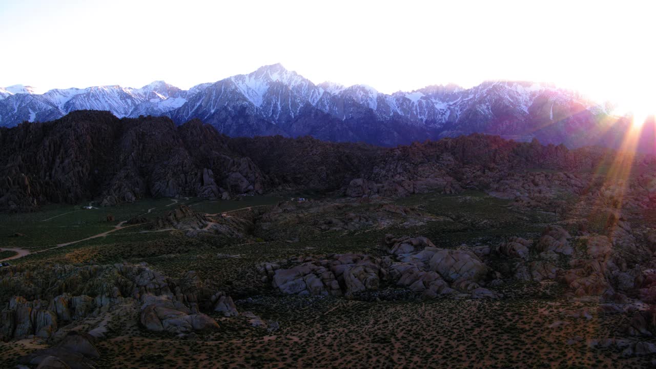 空中平移拍摄的雪山在沙漠地区反对晴朗的天空- Sierra县，加利福尼亚视频素材