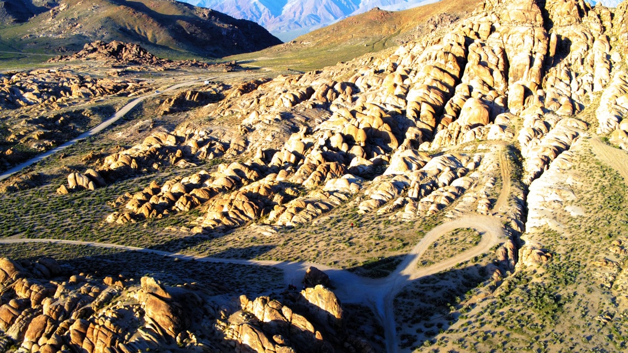 空中倾斜向上拍摄的风景风景在晴天晴朗的天空山脉- Sierra县，加利福尼亚视频素材