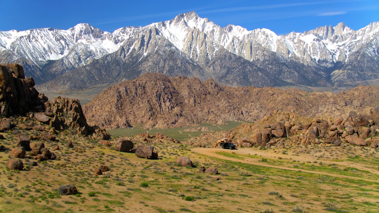 空中拍摄的雪山在晴朗的天空下，无人机平移在沙漠地区的景观- Sierra县，加利福尼亚视频素材