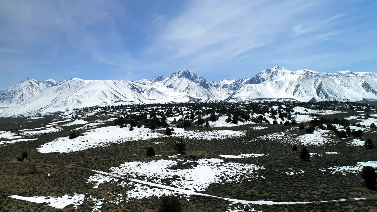 空中向前拍摄的景观风景与雪对抗山脉在沙漠地区-猛犸湖，加利福尼亚视频素材