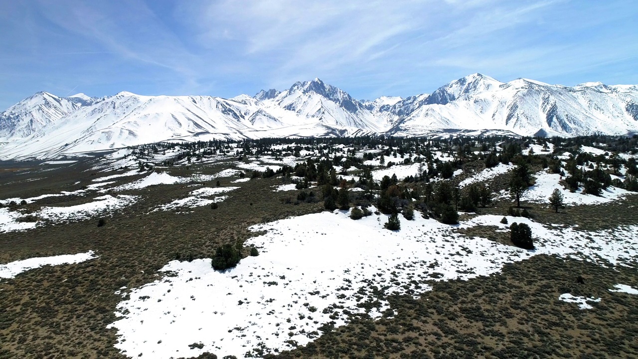 航拍田园诗般的雪山，无人机向后飞行在沙漠地区的景观-猛犸湖，加利福尼亚视频素材