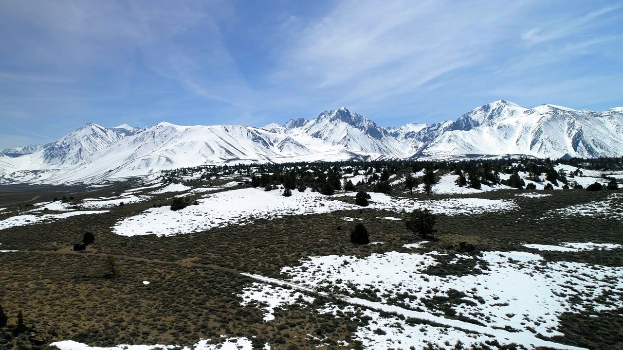 航拍拍摄美丽的风景与雪景山脉在沙漠地区-猛犸湖，加利福尼亚视频素材