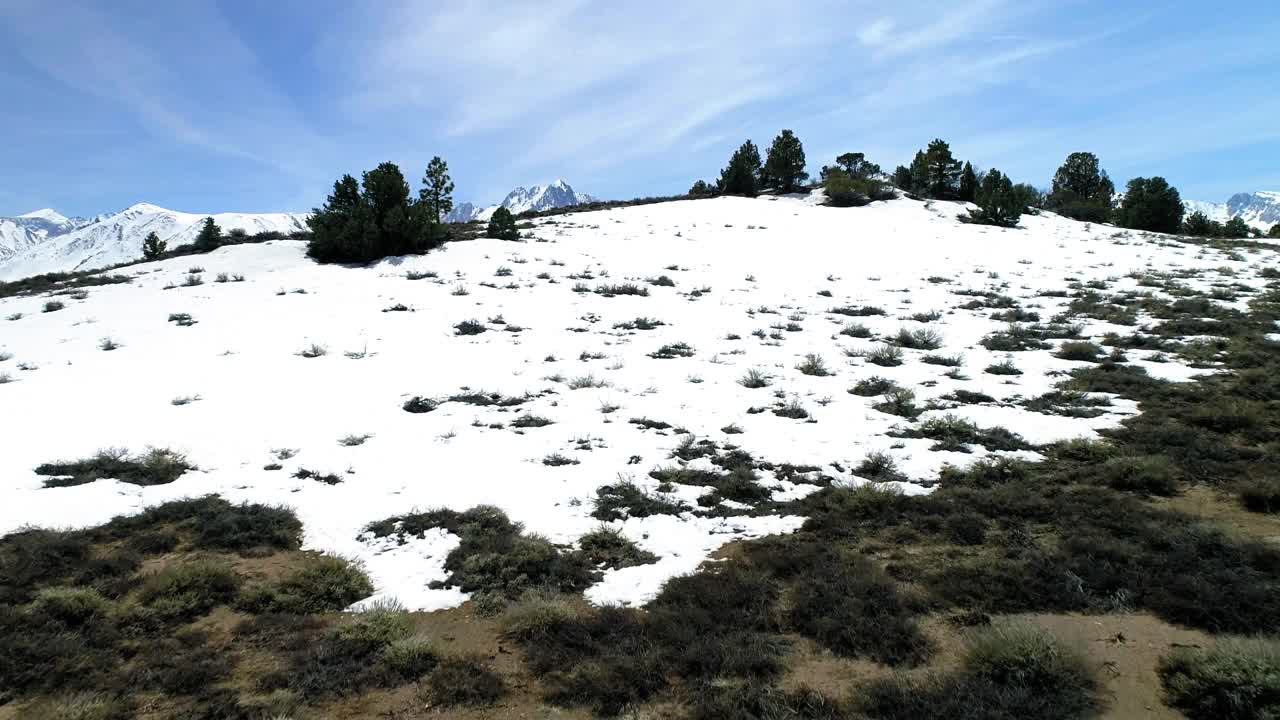 空中向前拍摄的风景，雪山山脉的景观在冬季-猛犸湖，加利福尼亚视频素材