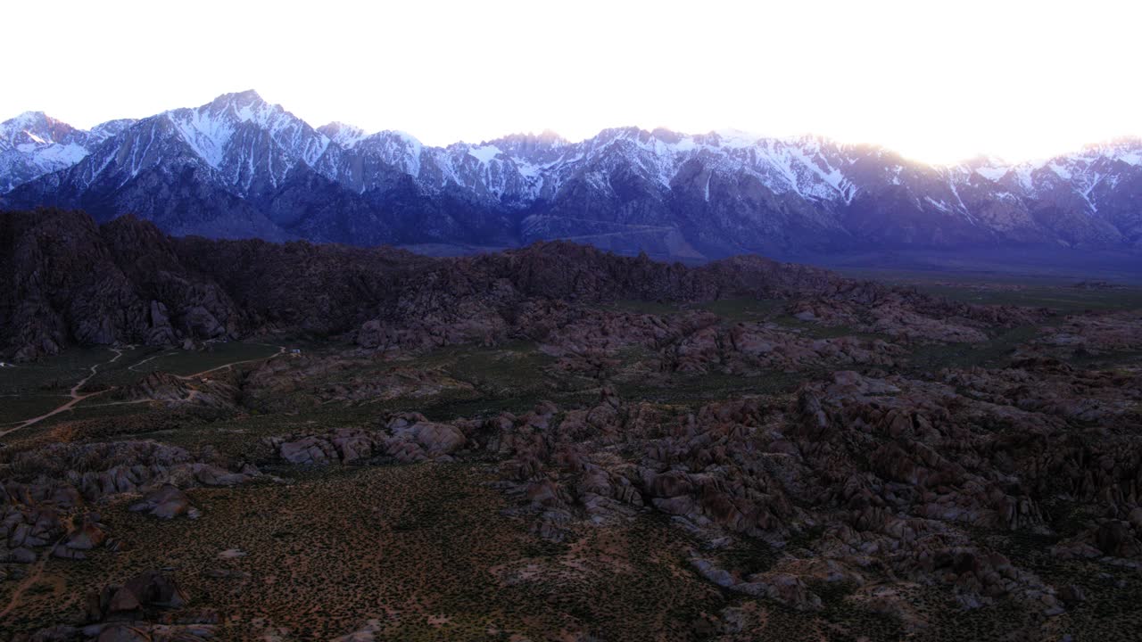 空中拍摄的雪山风景，无人机飞行在沙漠地区的景观- Sierra县，加利福尼亚视频素材