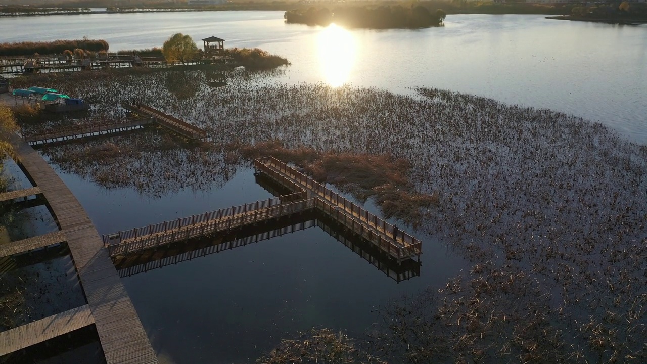 秋天，夕阳映着湖面。视频素材