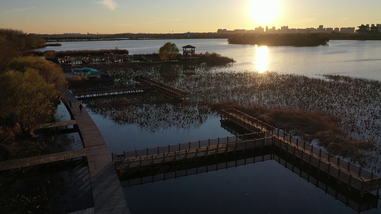 秋天，夕阳映着湖面。视频素材