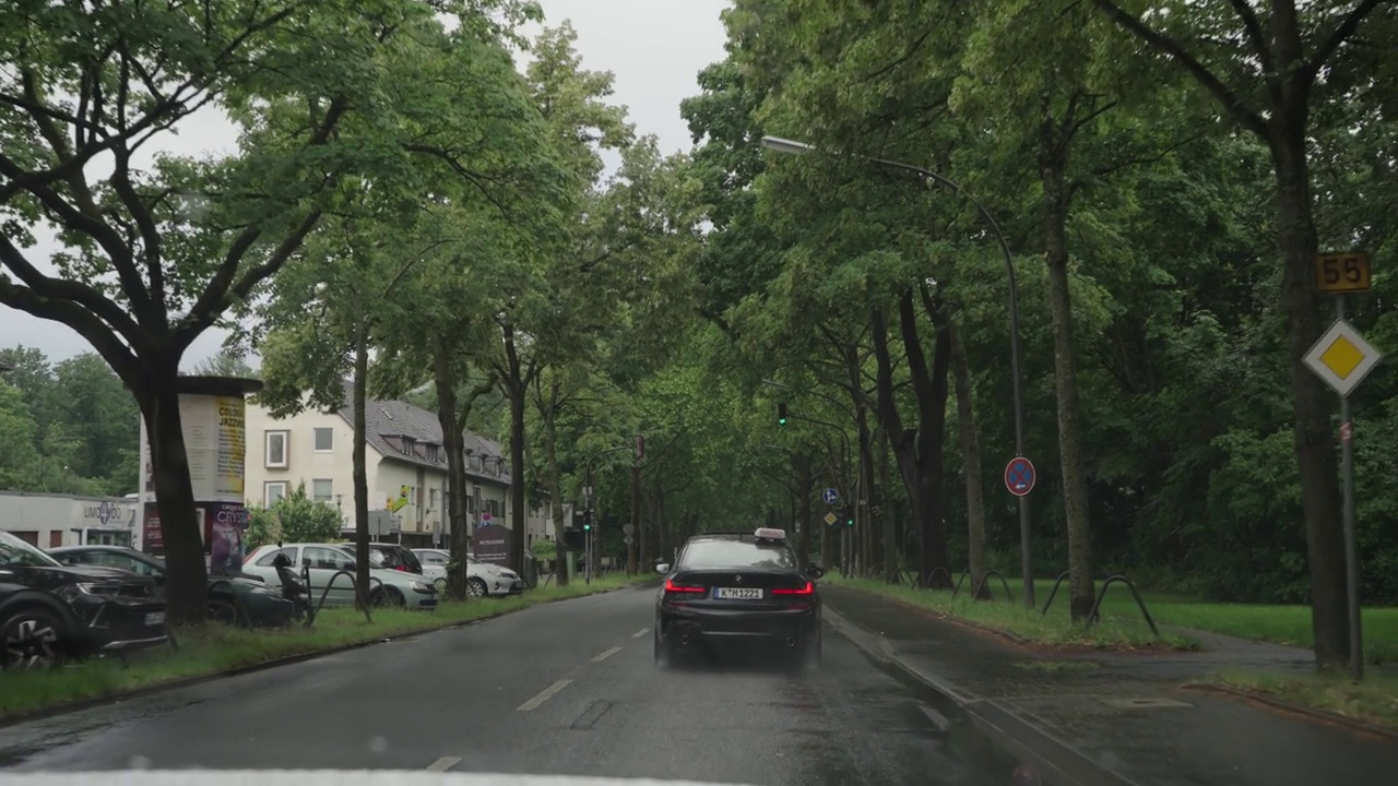 在科隆的传统德国街道上，Pov在下雨时开车视频素材