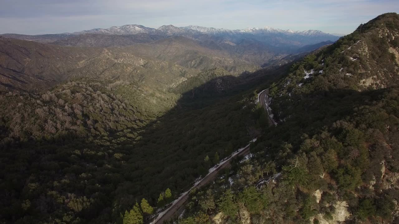 山岭航拍森林和悬崖向后下降视频素材