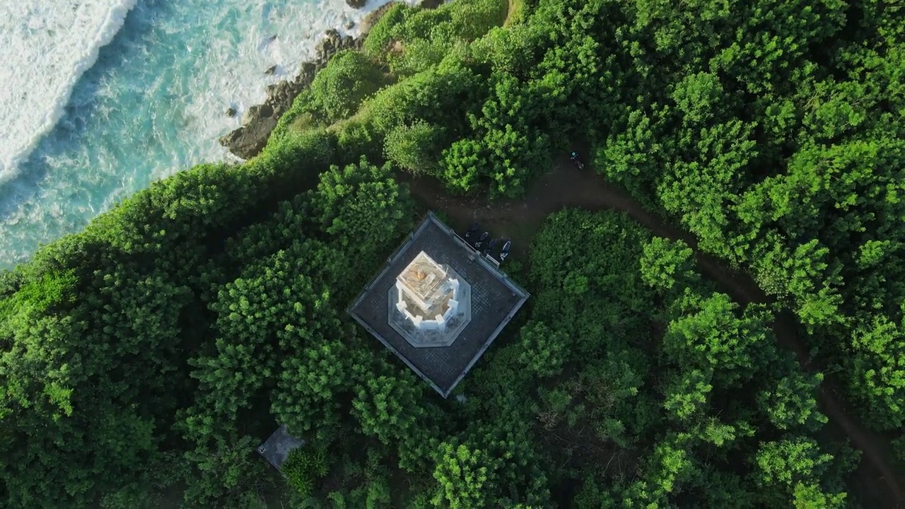 鸟瞰巴厘岛的白色灯塔和风景优美的海岸线，阳光和海浪视频素材