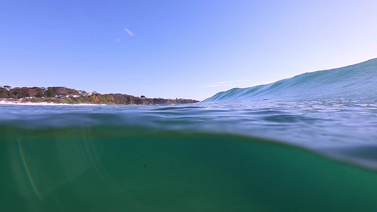 阳光穿透海水时产生的波浪和运动的水下光模式视频素材