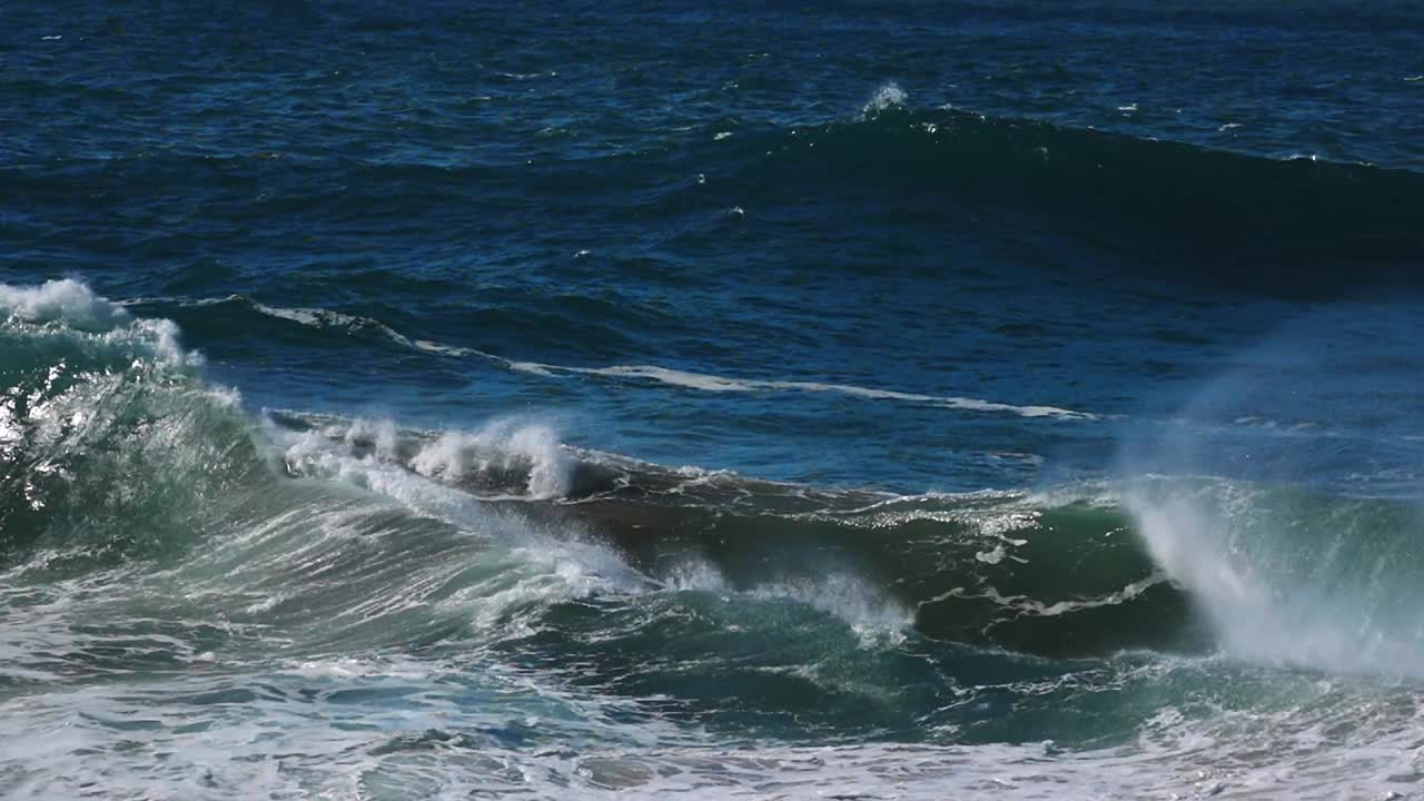 大风暴产生的海浪在清晨阳光下碰撞，具有爆发力视频素材