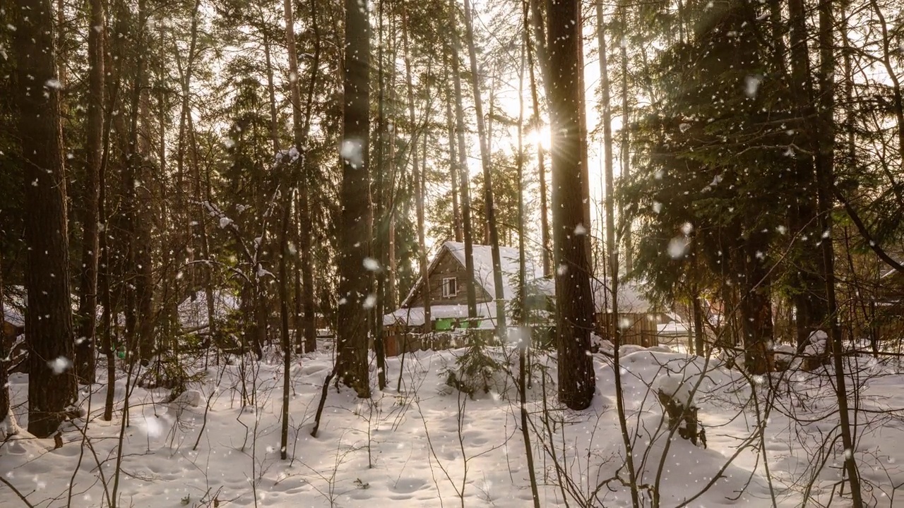 在一个美丽的雪天，森林里的木屋倒塌了。森林中央的一间孤零零的小屋，可以在寒冷的冬天抵御降雪。冬天的童话。时间推移，相机运动4k视频视频素材