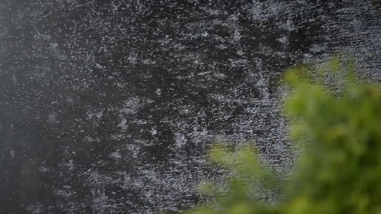 沥青景观与雨水袭击视频素材