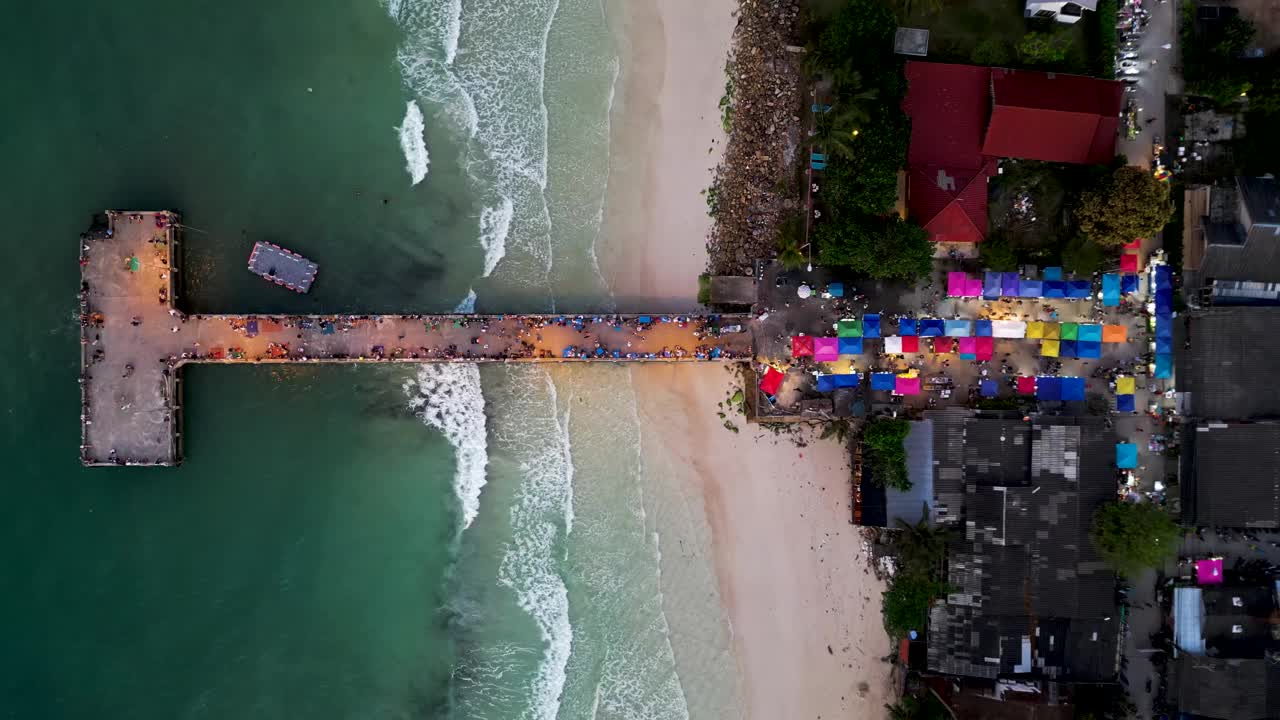 高颜岛鸟瞰图，苏拉特尼，泰国。视频素材