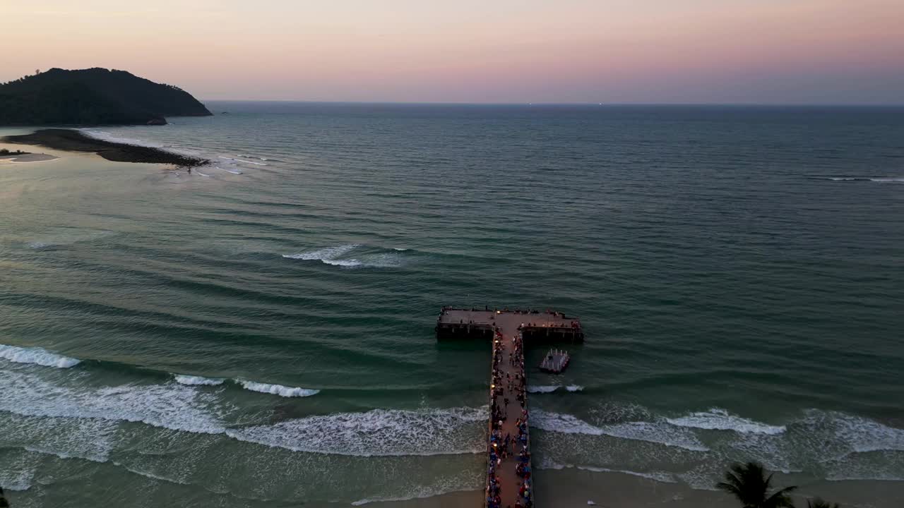 高颜岛鸟瞰图，苏拉特尼，泰国。视频素材