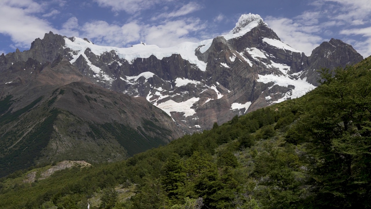 全景近距离观看美丽的山峰与雪和冰川在弗朗西丝山谷或法国山谷在托雷斯德尔潘恩国家公园视频素材