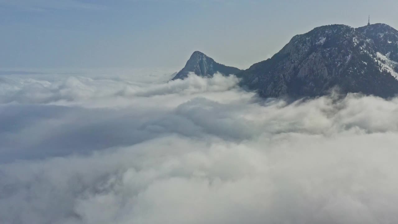 山在云里，无人机的视角视频素材