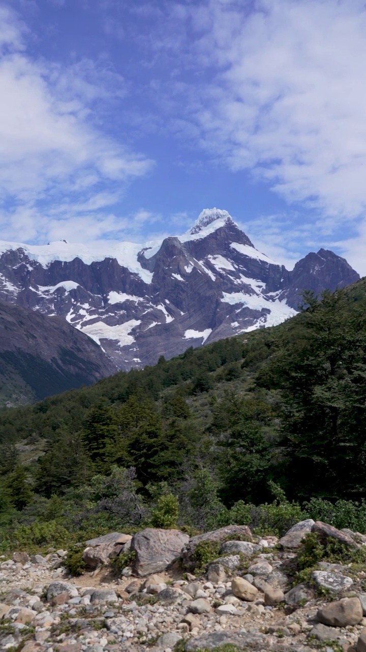 全景近距离观看美丽的山峰与雪和冰川在法国山谷和诺登斯克约德湖在托雷斯德尔潘恩国家公园视频素材