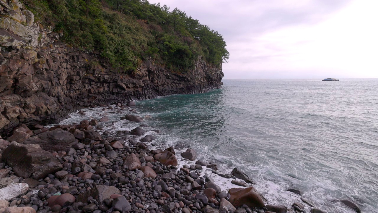 韩国济州岛Jusangjeolli(柱状节理)和卵石滩附近的自然风景视频素材