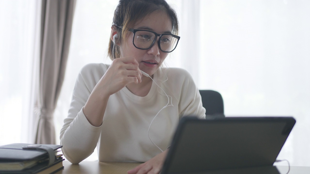 年轻女子工作与数字平板电脑视频素材