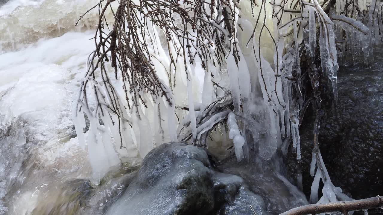 春天解冻。春天冰雪融化时，水流湍急。视频素材