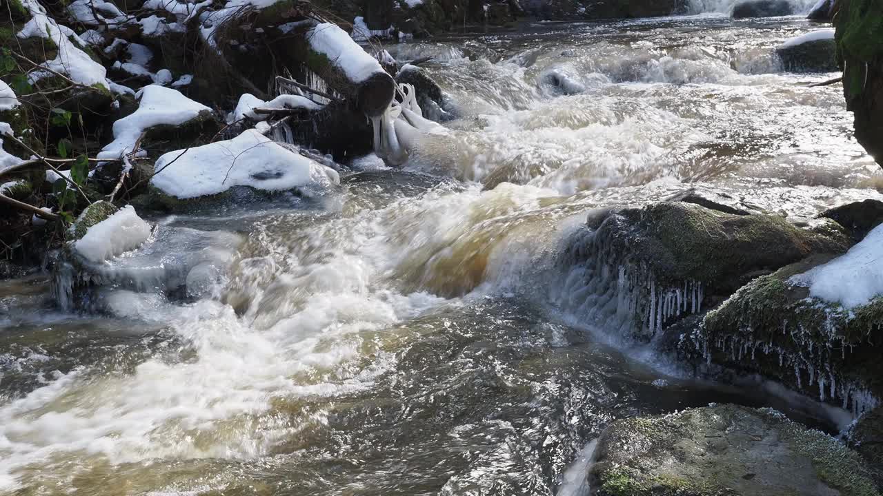 春天解冻。春天冰雪融化时，水流湍急。视频素材