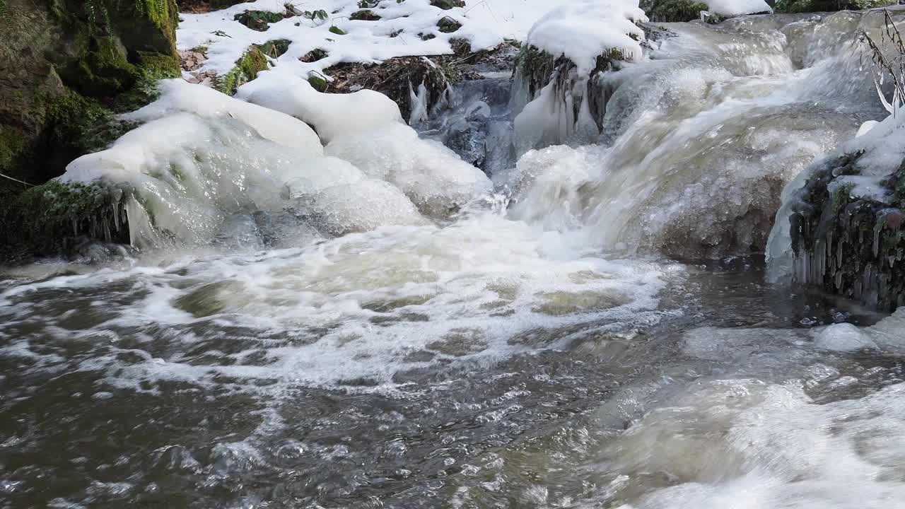 春天解冻。春天冰雪融化时，水流湍急。视频素材