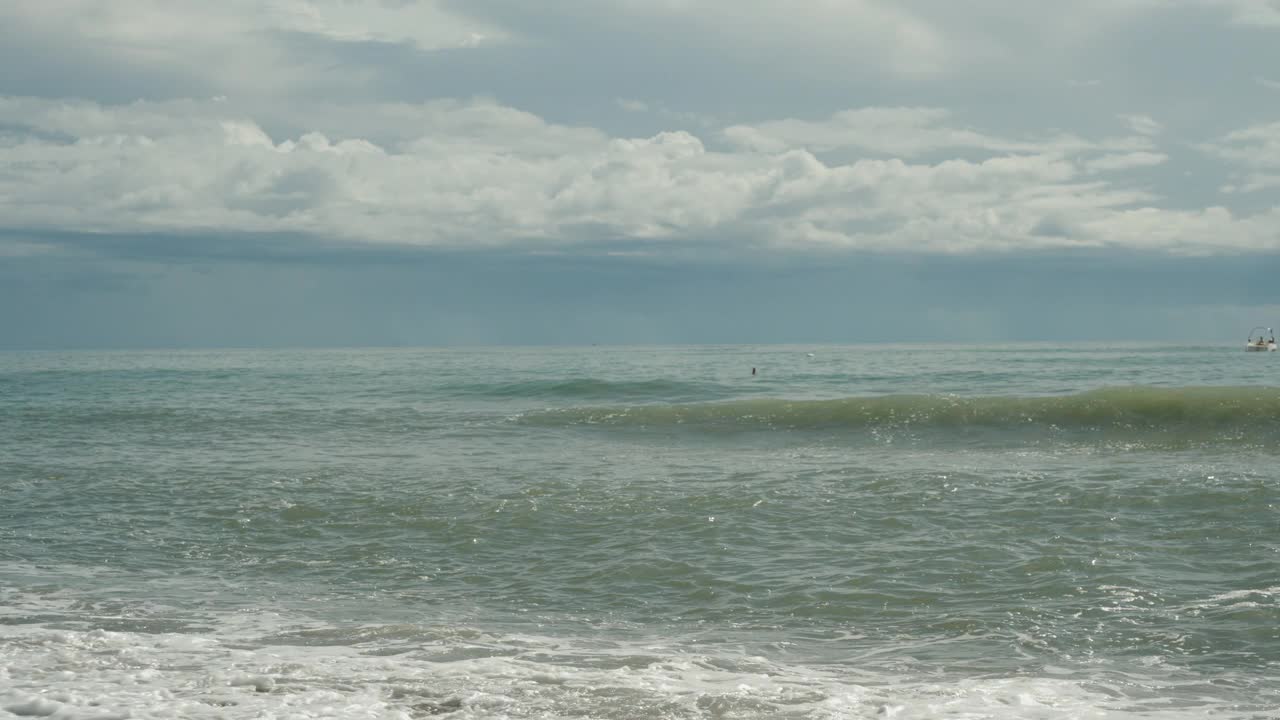 风暴过后海有云起浪，风暴过后水有浑。视频素材