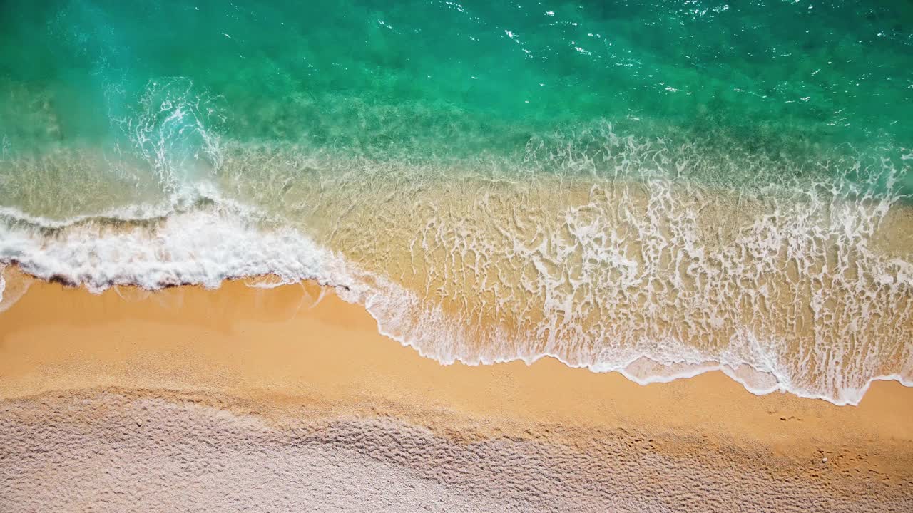 美丽的天堂海滩和破碎的海浪视频素材