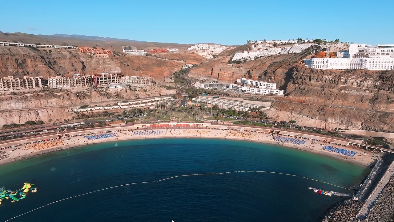 美丽的海滩度假概念。鸟瞰海湾全景和挤满人的海滩。视频素材