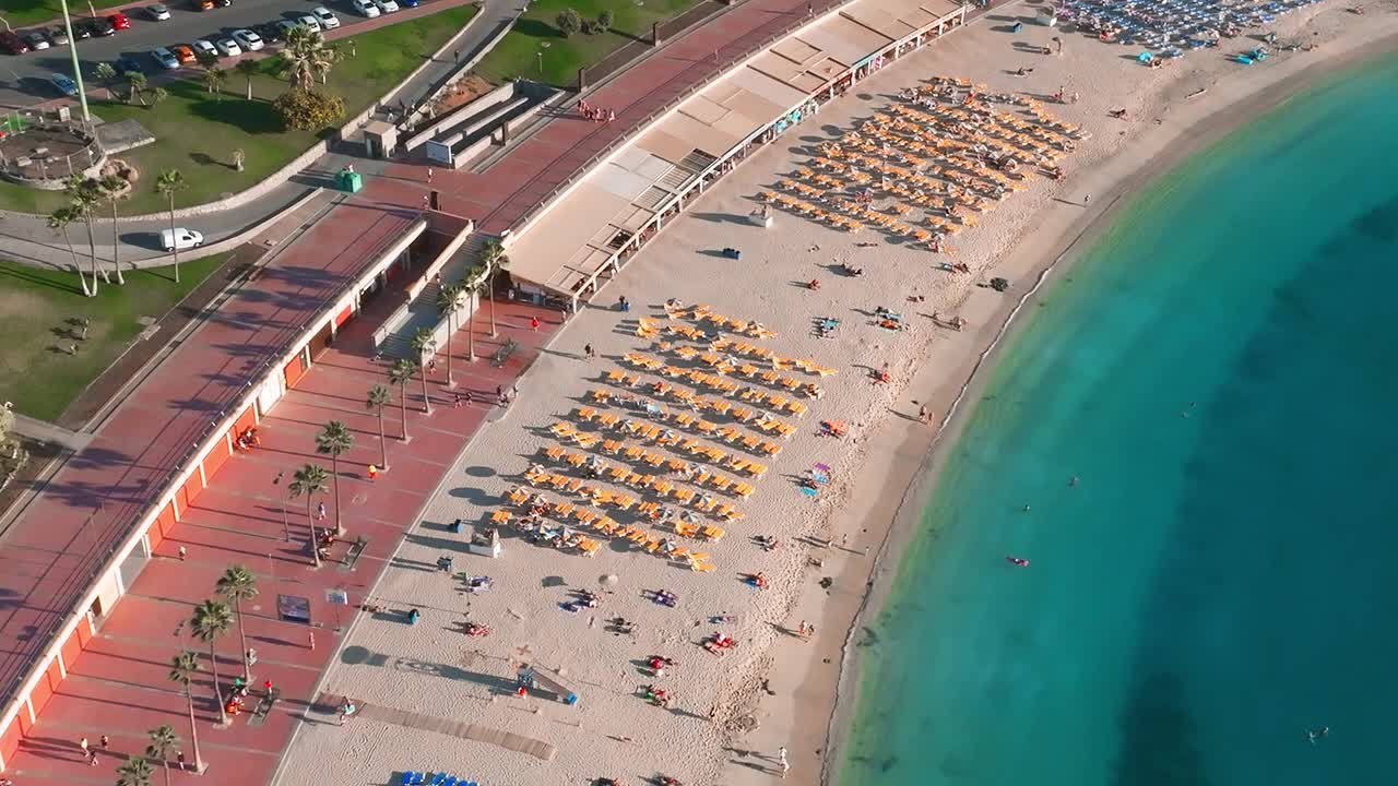 美丽的海滩度假概念。鸟瞰海湾全景和挤满人的海滩。视频素材