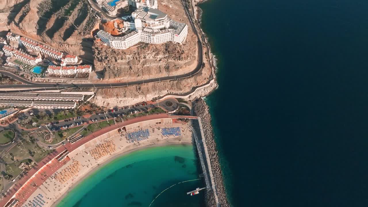 美丽的海滩度假概念。鸟瞰海湾全景和挤满人的海滩。视频素材