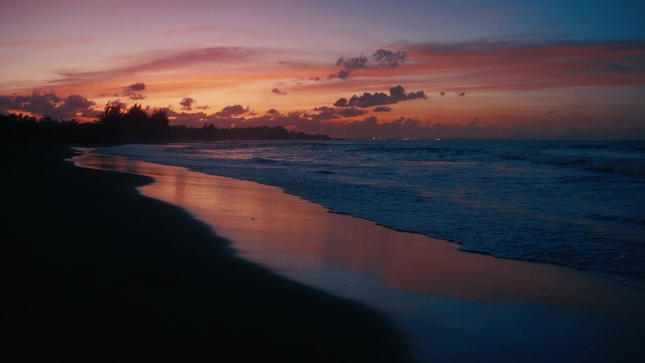 黄昏时空旷的海滩和美丽的橙色日落视频素材