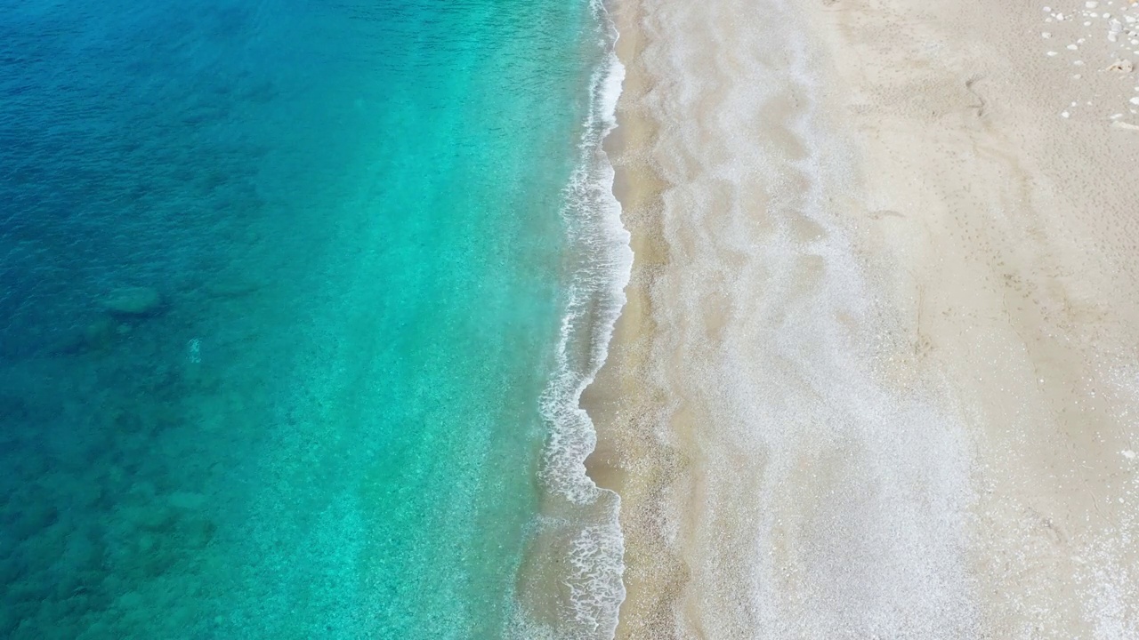 无人驾驶飞机鸟瞰空海滩视频素材