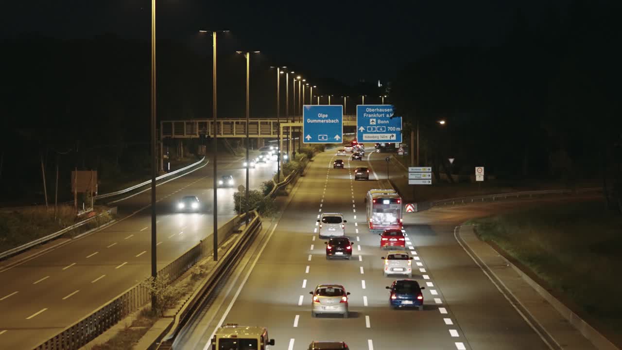 夜间，德国科隆的高速公路上行驶着汽车视频素材