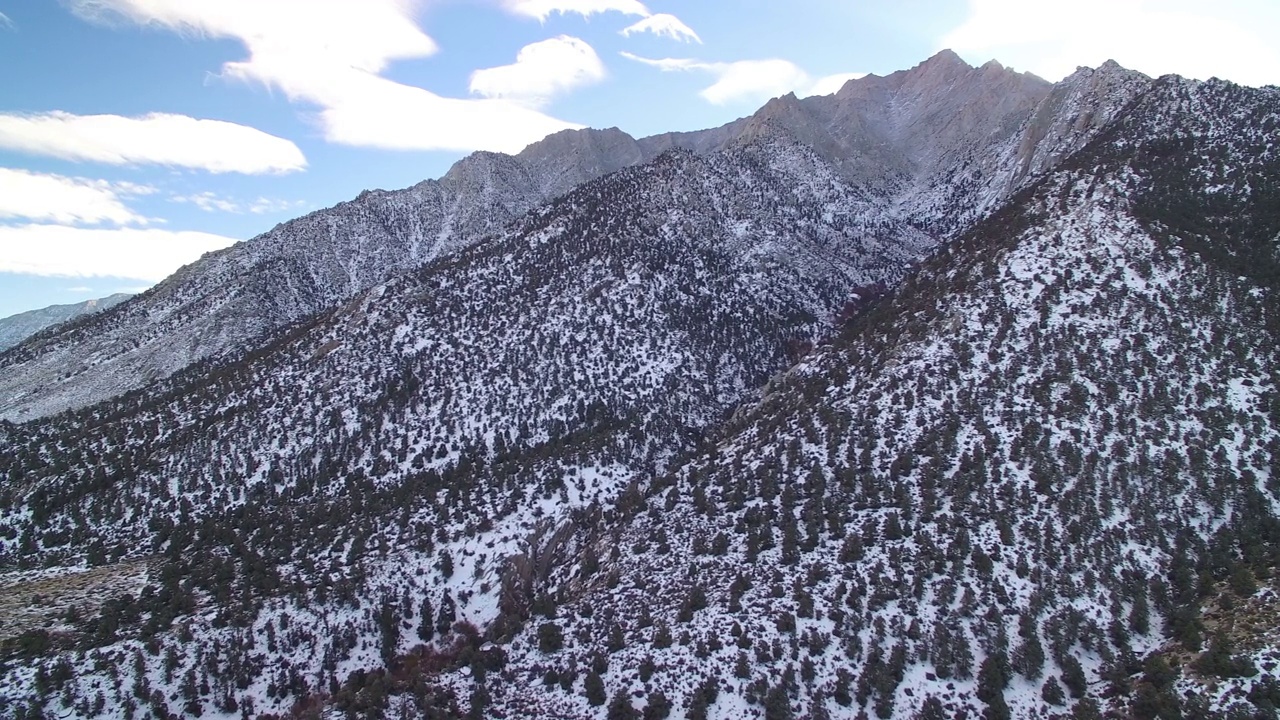 惠特尼山航拍基地内华达山脉在冬季雪倾斜向左视频素材