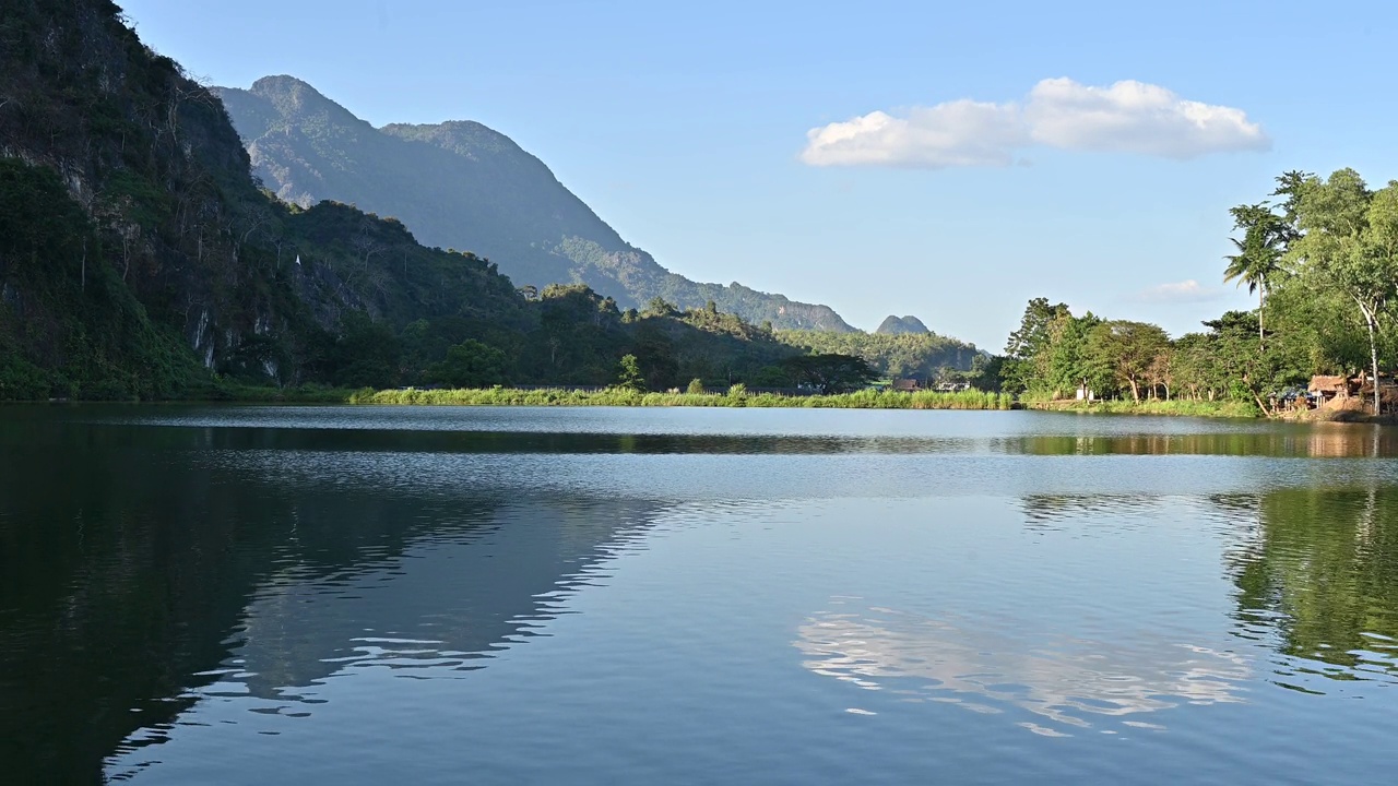 泰国清莱省Mae Sai区Tham Sao Hin Phayanak水库的景色。视频素材