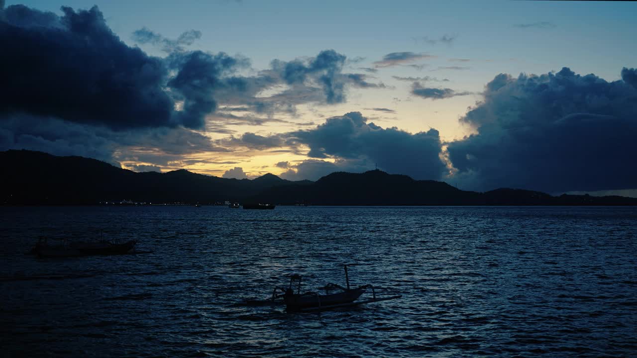 空荡的印尼独木舟独自漂浮在夜晚的大海上视频素材