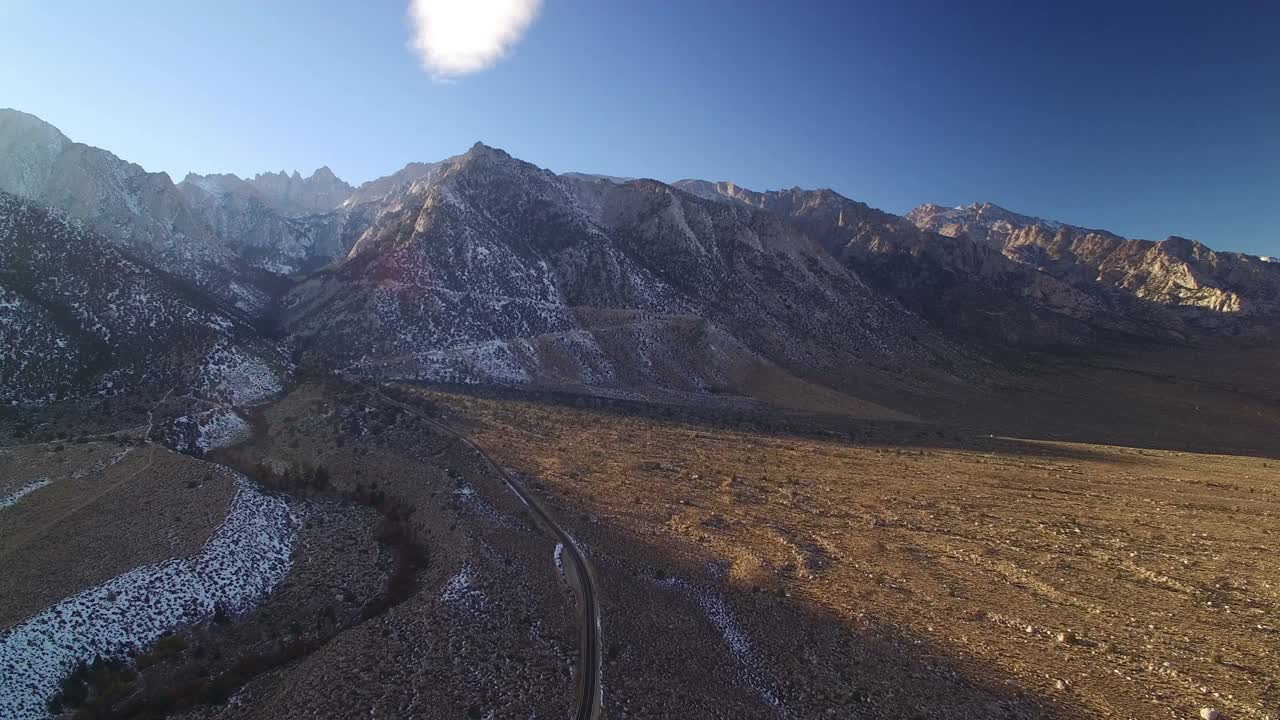 惠特尼山和威廉姆森山航拍的内华达山脉覆盖的冬季雪下降视频素材