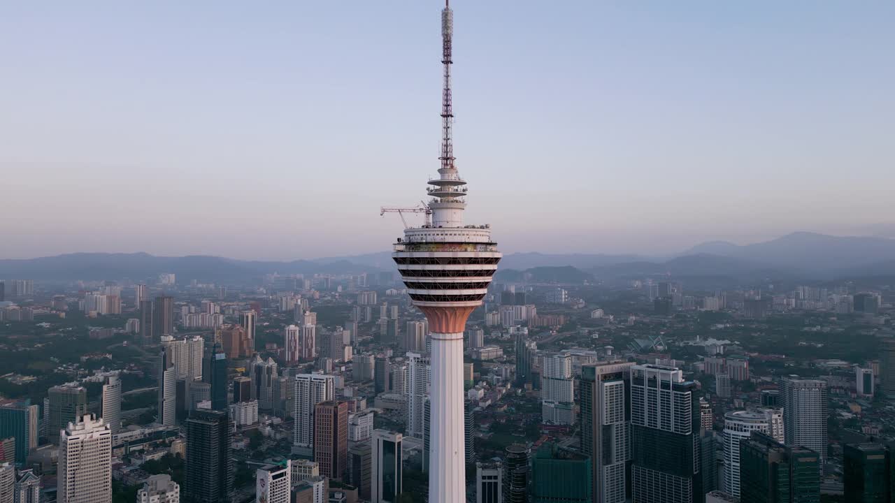 早上吉隆坡城的KL塔和摩天大楼的鸟瞰图视频素材