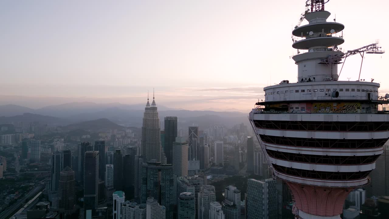 早上吉隆坡城的KL塔和摩天大楼的鸟瞰图视频素材