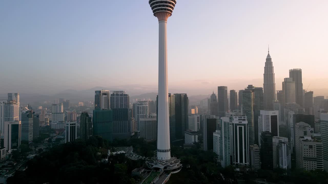 早上吉隆坡城的KL塔和摩天大楼的鸟瞰图视频素材