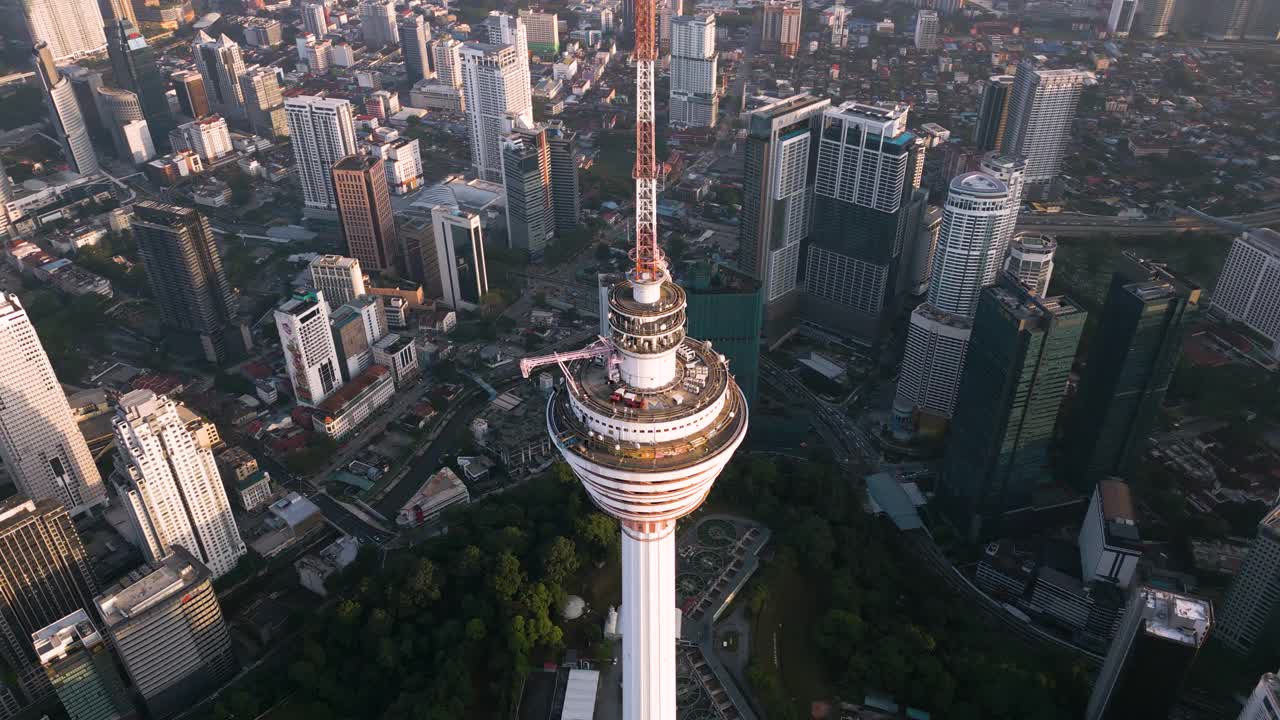 早上吉隆坡城的KL塔和摩天大楼的鸟瞰图视频素材